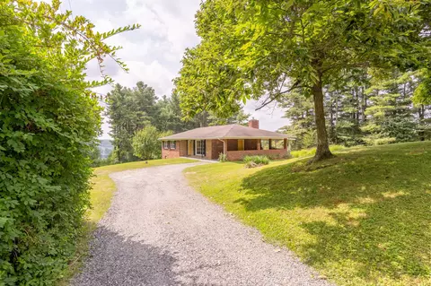 696 Woods Gap Rd SE, Floyd, VA 24091