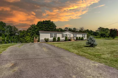 512 Farmer Ln, Vinton, VA 24179