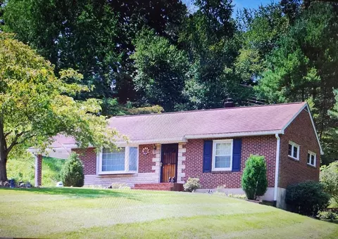 435 Maplewood Dr, Vinton, VA 24179