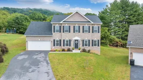 2081 Lawson Ln, Vinton, VA 24179