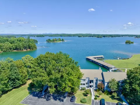 95 Peninsula Point Dr #C3, Moneta, VA 24121