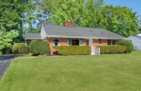 6914 Greenway Dr, Roanoke, VA 24019