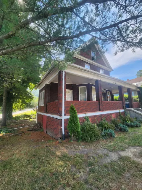 219 E Ridgeway St, Clifton Forge, VA 24422 photo 4
