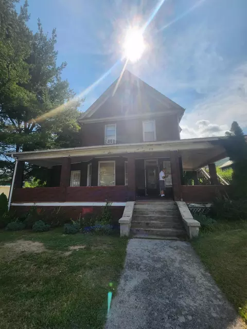 219 E Ridgeway St, Clifton Forge, VA 24422 photo 2