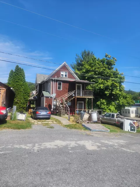 219 E Ridgeway St, Clifton Forge, VA 24422 photo 3