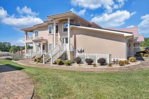 1090 Siesta Key Ct, Moneta, VA 24121