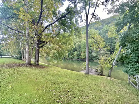 140 Maple Ln, Covington, VA 24426 photo 2
