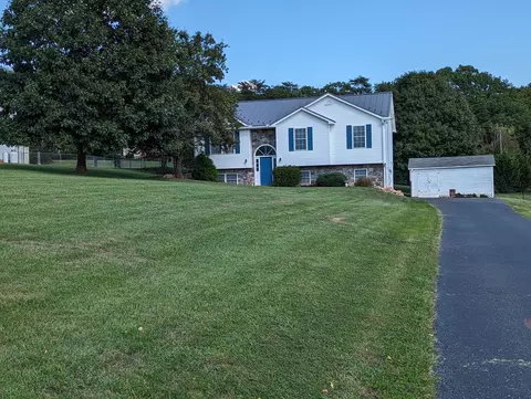 1392 Virginia Woods Dr, Moneta, VA 24121