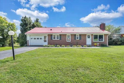 90 Ann Sink St, Rocky Mount, VA 24151