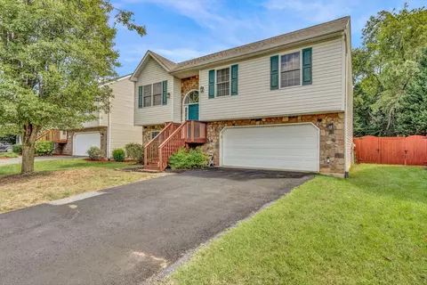 2335 Oakleaf Dr NW, Roanoke, VA 24017