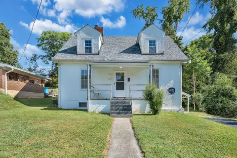 1215 Thomas Ave NW, Roanoke, VA 24017