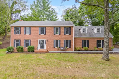 5420 S Roselawn Rd, Roanoke, VA 24018