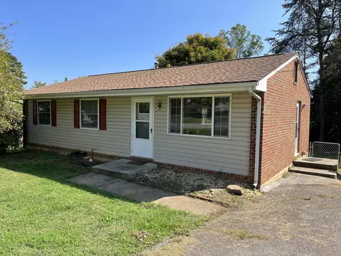 2938 Creekwood Dr, Salem, VA 24153