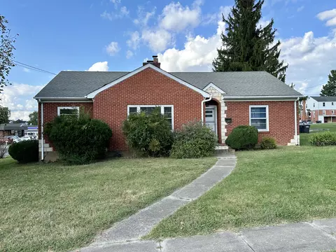 138 W Augusta Ave, Vinton, VA 24179