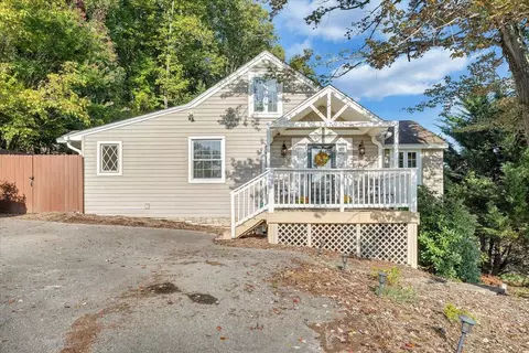5670 Roselawn Rd, Roanoke, VA 24018