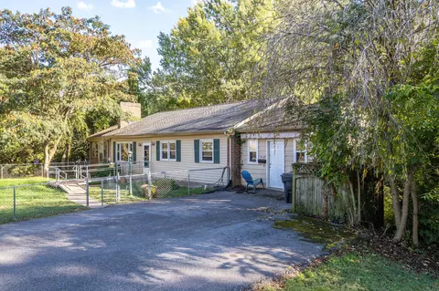 915 Lake Dr, Bedford, VA 24523