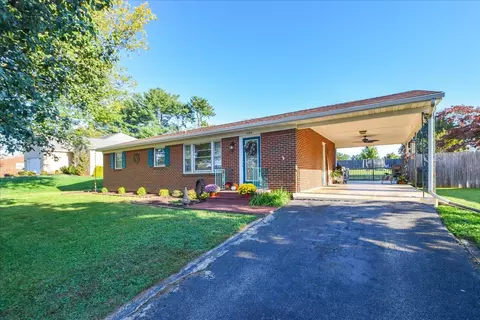 1024 Broadhill Dr, Vinton, VA 24179