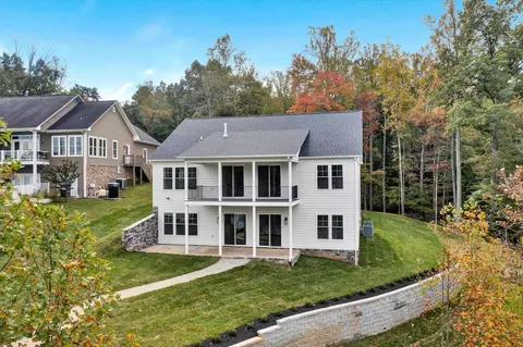 193 Strawberry Banks Dr, Moneta, VA 24121