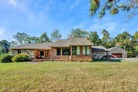 3552 Catawba Valley Dr, Salem, VA 24153