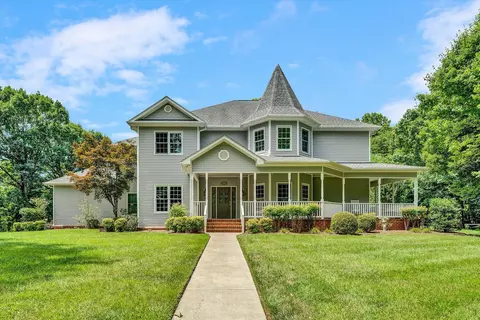 5689 Crystal Creek Dr, Roanoke, VA 24018