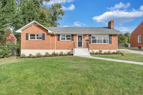 915 Logan St, Salem, VA 24153