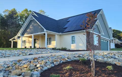 1802 Charlestown Sq, Vinton, VA 24179