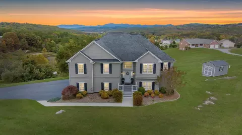 30 Pine Hills Dr, Fincastle, VA 24090