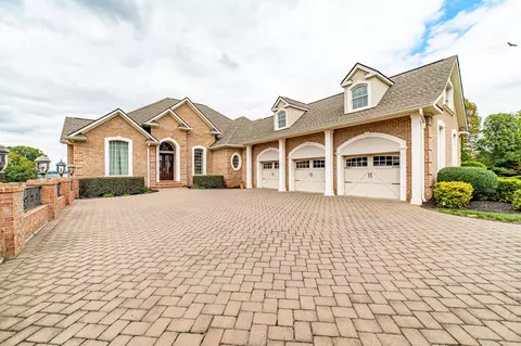 9 St Charles Pl, Moneta, VA 24121