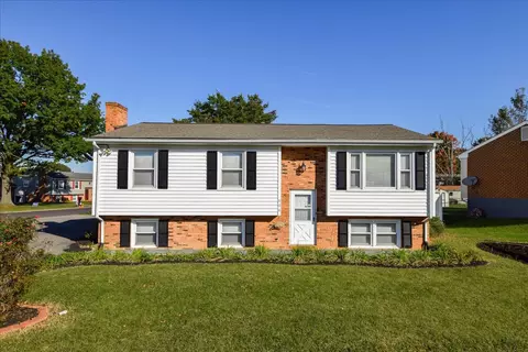 608 Angle Ln NE, Roanoke, VA 24019