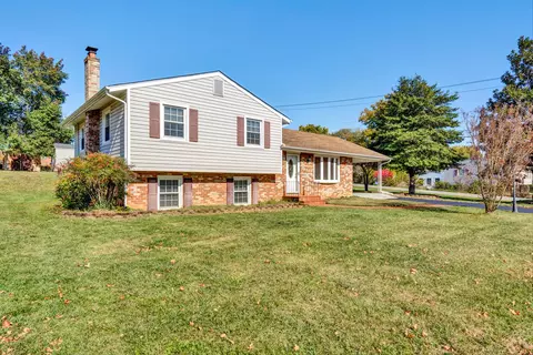 5303 Lakeland Dr, Roanoke, VA 24018