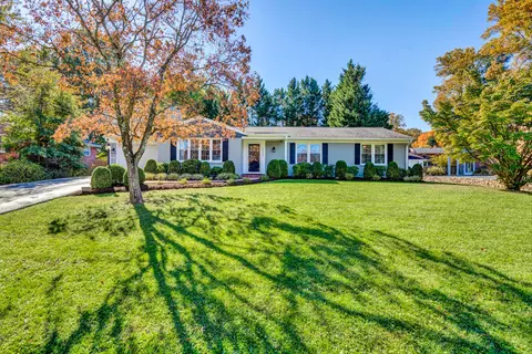 2225 Brookfield Dr, Roanoke, VA 24018