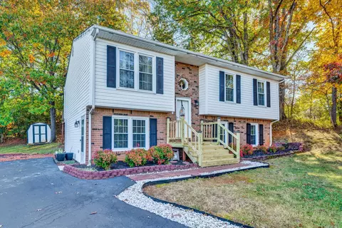 4520 Long Acre Dr NE, Roanoke, VA 24019