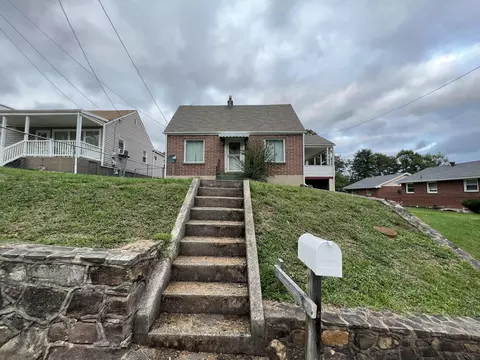 910 Girard Ave, Clifton Forge, VA 24422