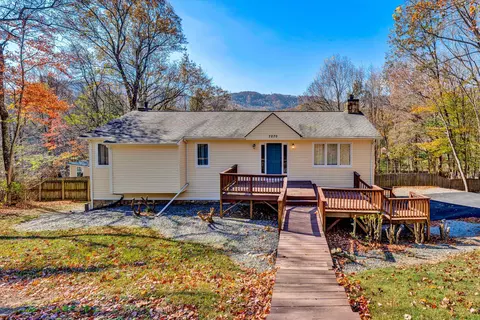 7270 Carriage Hills Dr, Roanoke, VA 24018