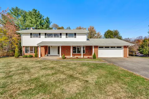 101 Woodmere Dr, Vinton, VA 24179