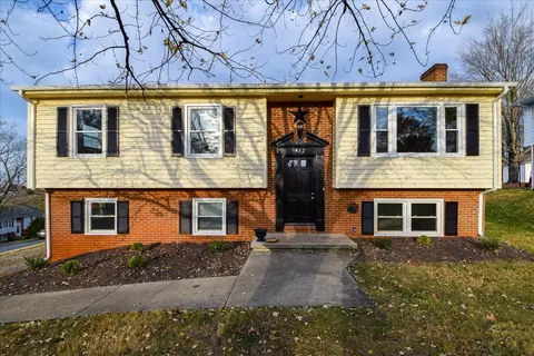 472 Crofton Dr, Vinton, VA 24179