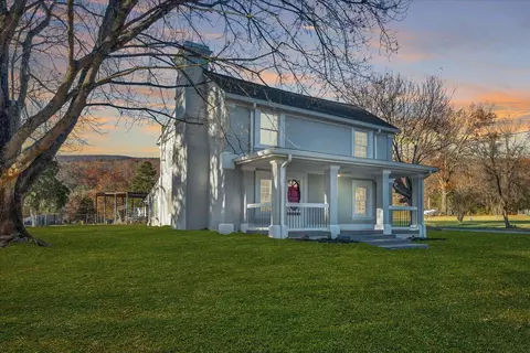 15 Chesnut Ave, New Castle, VA 24127