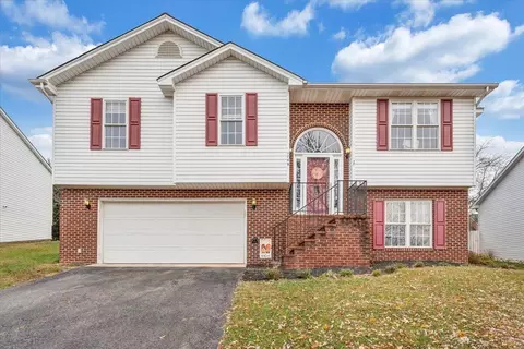 1748 Meadows Rd, Vinton, VA 24179