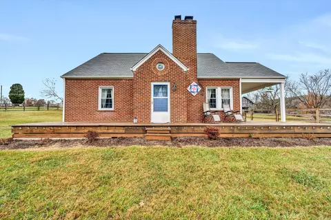 47 Barn Rd, Fincastle, VA 24090