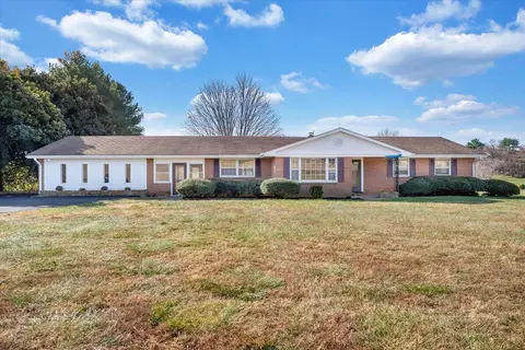 9080 Stewartsville Rd, Moneta, VA 24121