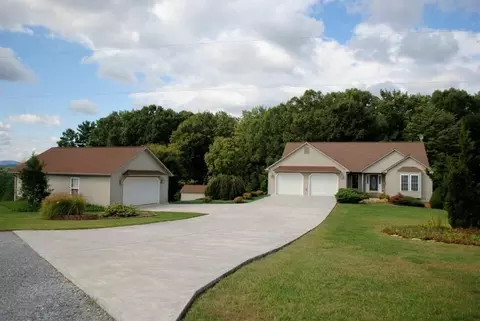 358 Wolfpack Ln, Rocky Mount, VA 24151