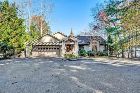 2160 Capewood Dr, Huddleston, VA 24104