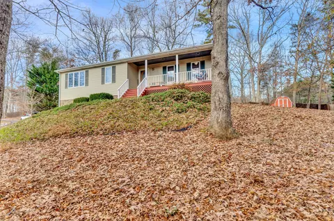 111 Trapper Ln, Vinton, VA 24179