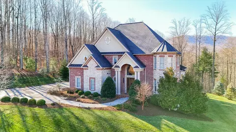 7237 Nandina Dr, Roanoke, VA 24018