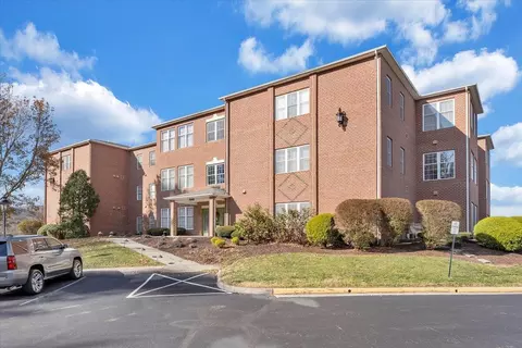 3045 Mcvitty Forest Dr #105, Roanoke, VA 24018