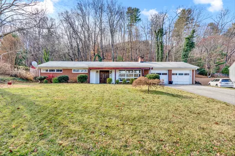 1909 Brookfield Dr, Roanoke, VA 24018