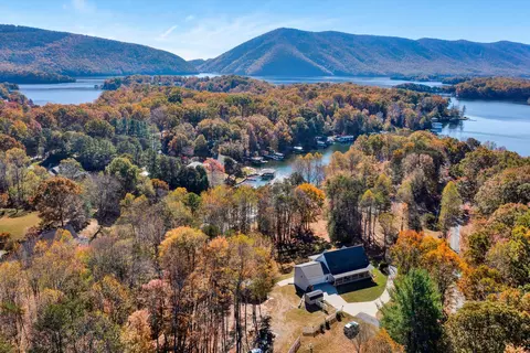 1230 Deerfield Dr, Huddleston, VA 24104