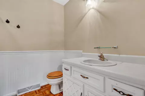 Bath - 5225 Setter Rd, Roanoke, VA 24012 photo 1 of 2