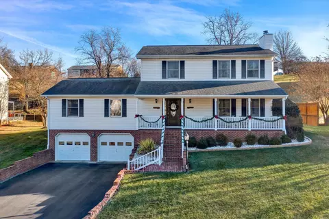 2402 Olde Salem Dr, Salem, VA 24153