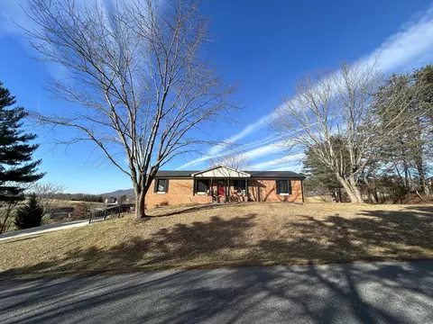 17 Royce Rd, Troutville, VA 24175
